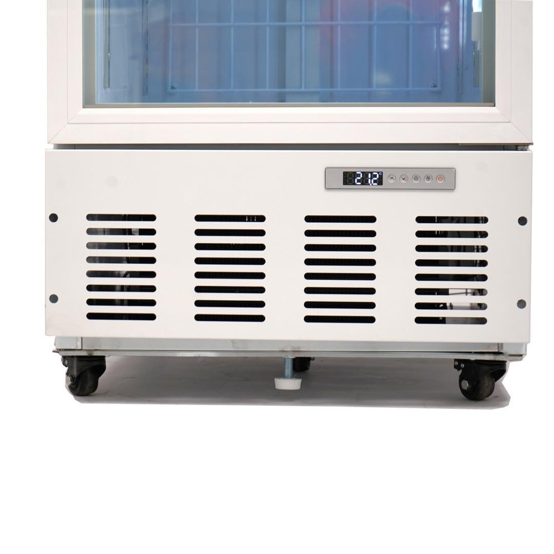 Congélateur vertical Astech installé dans une cuisine moderne