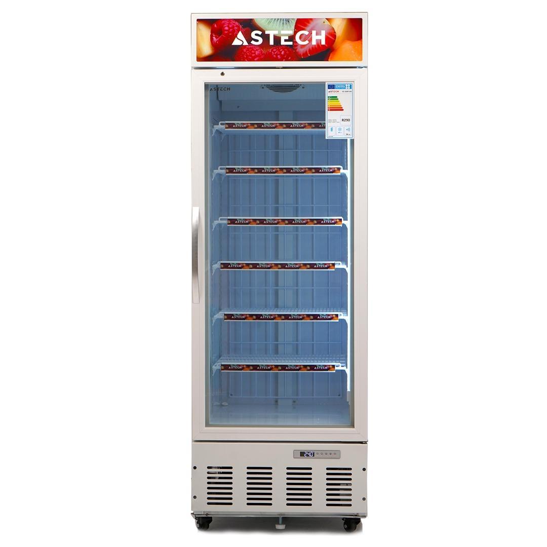 Personne utilisant un congélateur Astech grande capacité