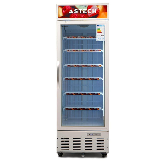 Personne utilisant un congélateur Astech grande capacité