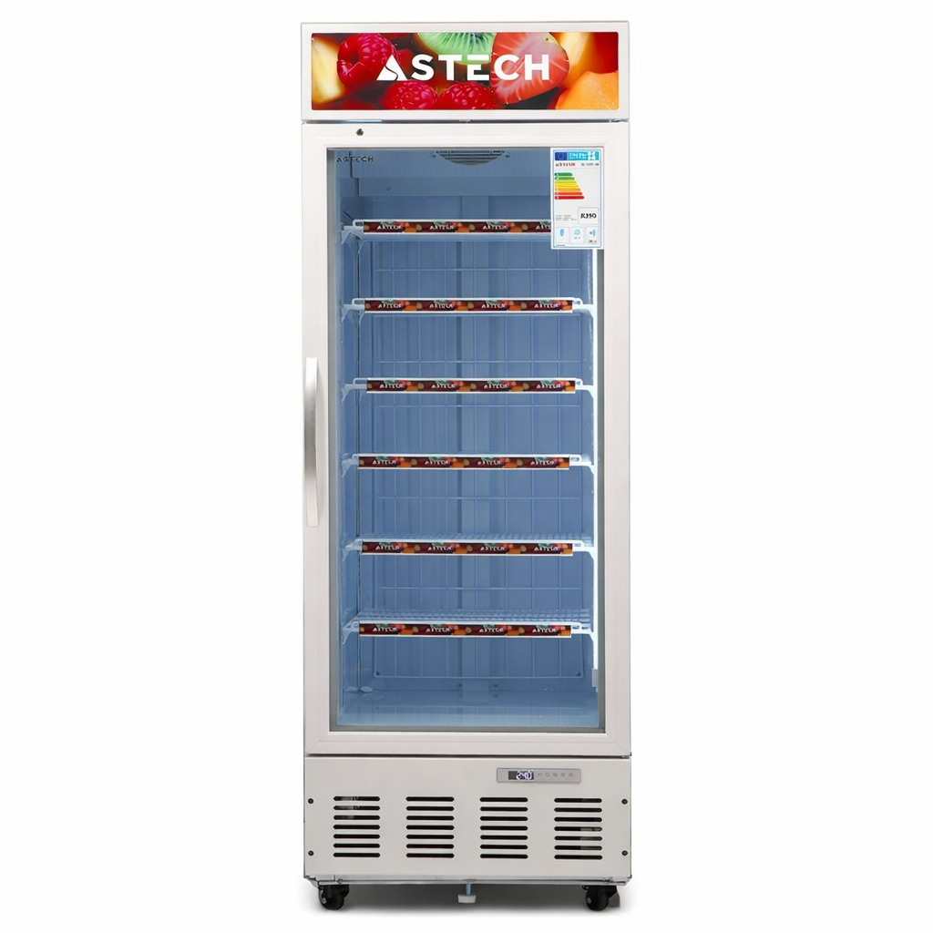 Personne utilisant un congélateur Astech grande capacité