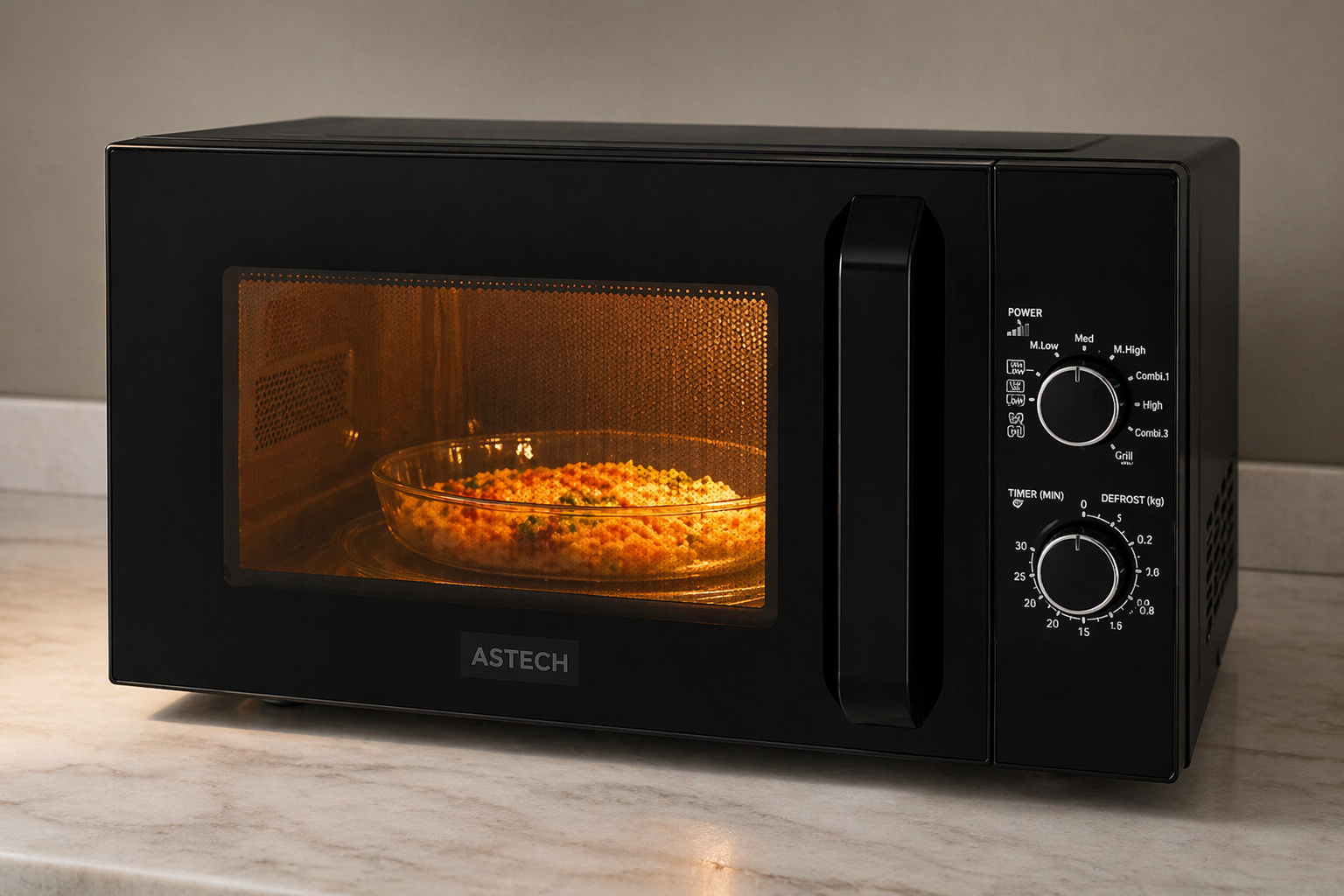 *Micro-ondes Astech 20L noir en fonctionnement avec plat chauffé à l’intérieur